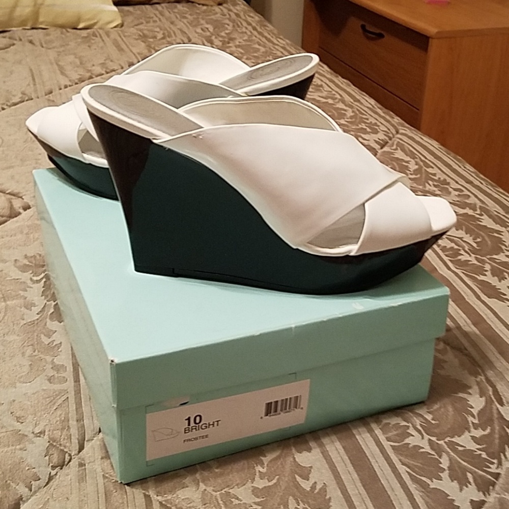 Jessica Simpson white wedge